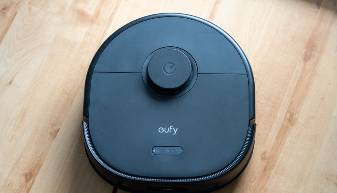 eufy x10 Pro Omni to kompaktowy robot sprzątający, który ma kilka asów w rękawie