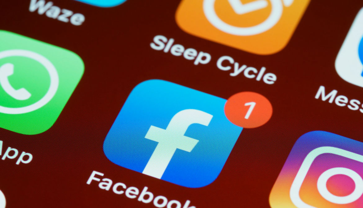 Ktoś chyba upadł na głowę. Facebook żąda dostępu do naszych telefonów