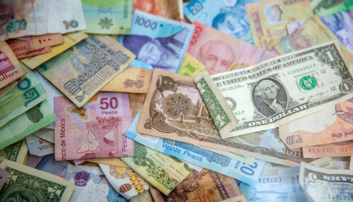 Bank pobiera prowizję, gdy płacisz za granicą? Oto jak tego uniknąć.