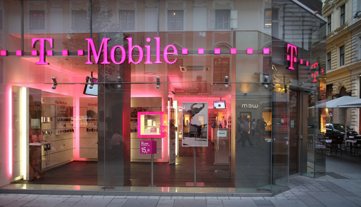 Klienci T-Mobile wrzuceni pod koła. Hakerzy: mamy dane 64 mln osób