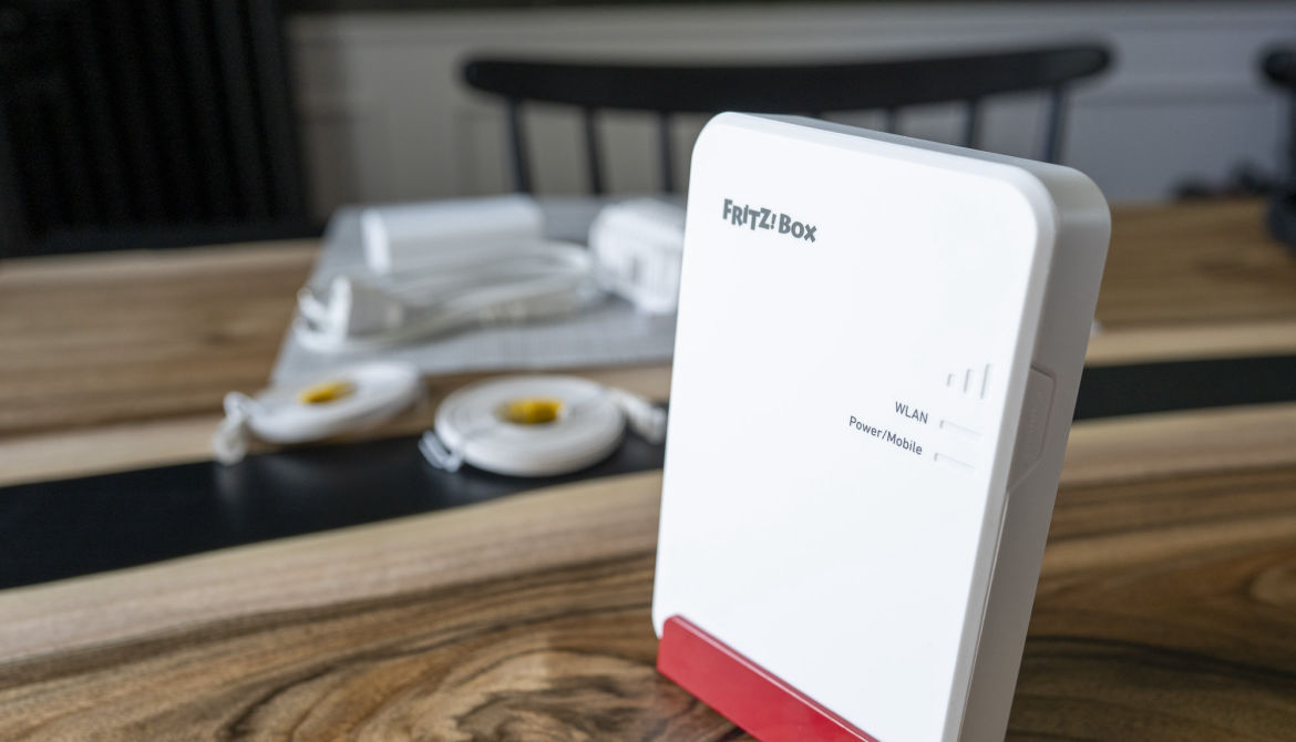 Recenzja FRITZ!Box 6860 5G. Ten router możesz wystawić nawet za okno!