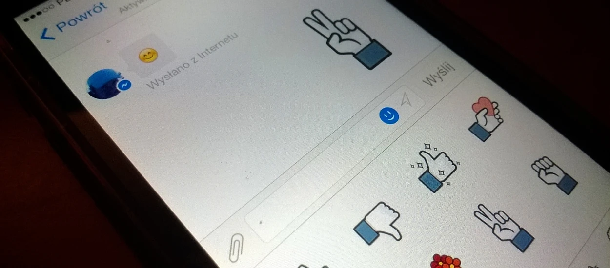 Kciuk w górę lub w dół, a może „victoria”? Nowe naklejki w Facebook Messengerze
