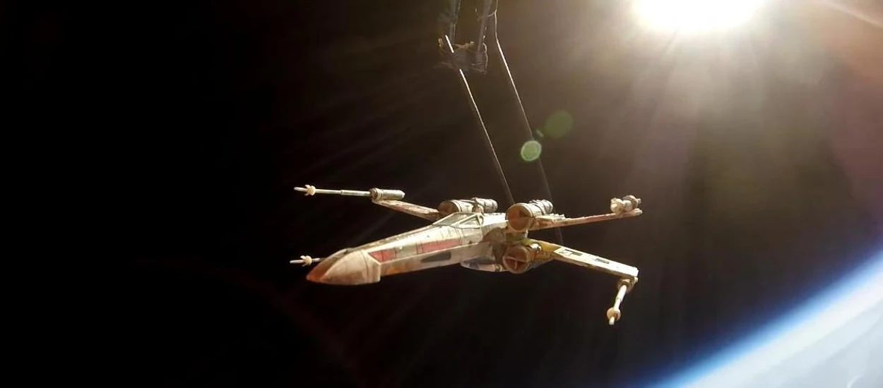 X-wing z Gwiezdnych Wojen sfilmowany nad Ziemią