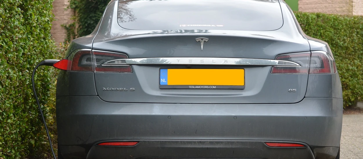 Tesla usprawni autopilota z powodu... głupoty kierowców