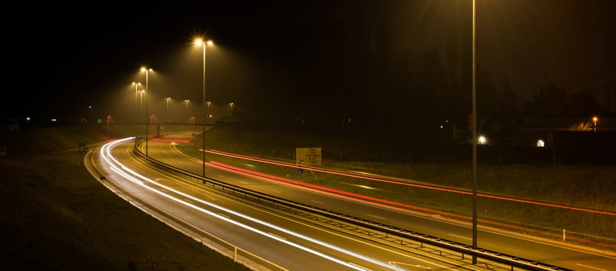 Lampy uliczne po nowemu: energooszczędne, z Wi-Fi, sensorami, USB i własnym zasilaniem. Jest moc