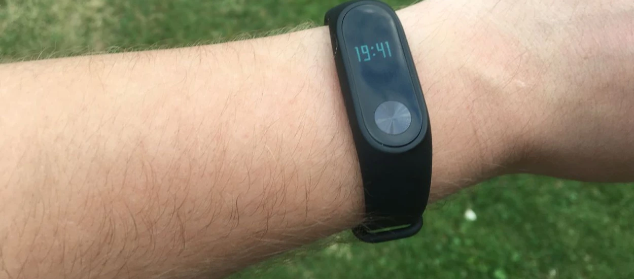 Zamierzasz głupio utopić dwie stówy? Kup sobie Xiaomi Mi Band 2