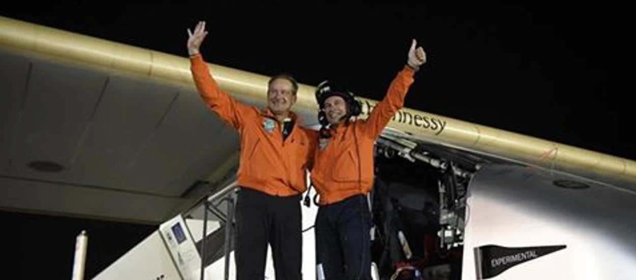 Udało się: Solar Impulse 2 zakończył lot dookoła globu. Nie zużył ani kropli paliwa!