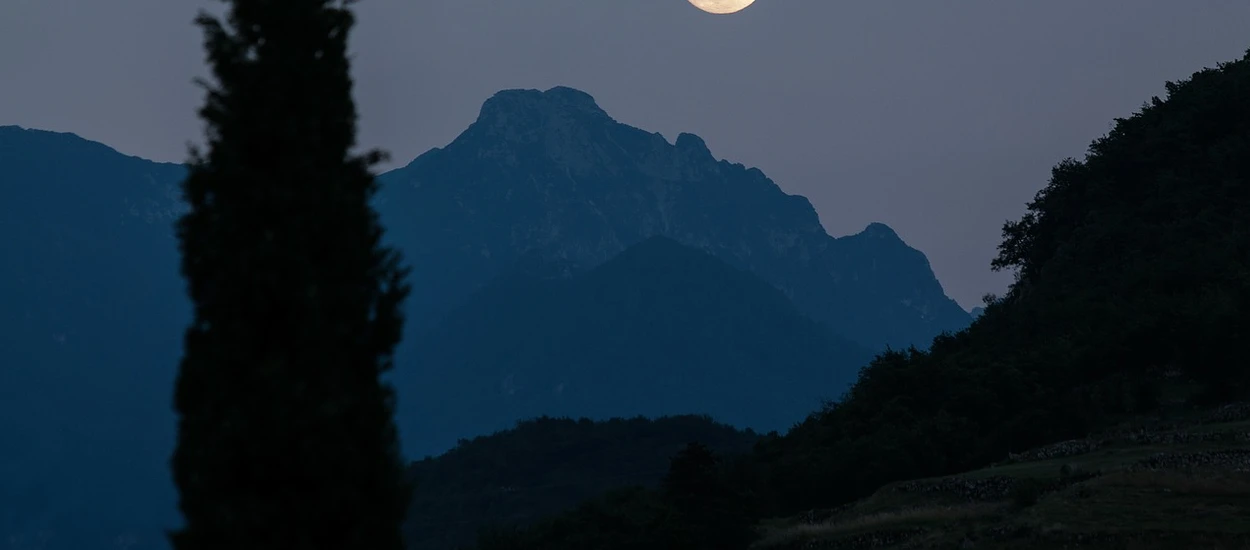 Uwielbiam Night Shift i f.lux. Tymczasem - jedna osoba na trzy korzysta z telefonu w środku nocy