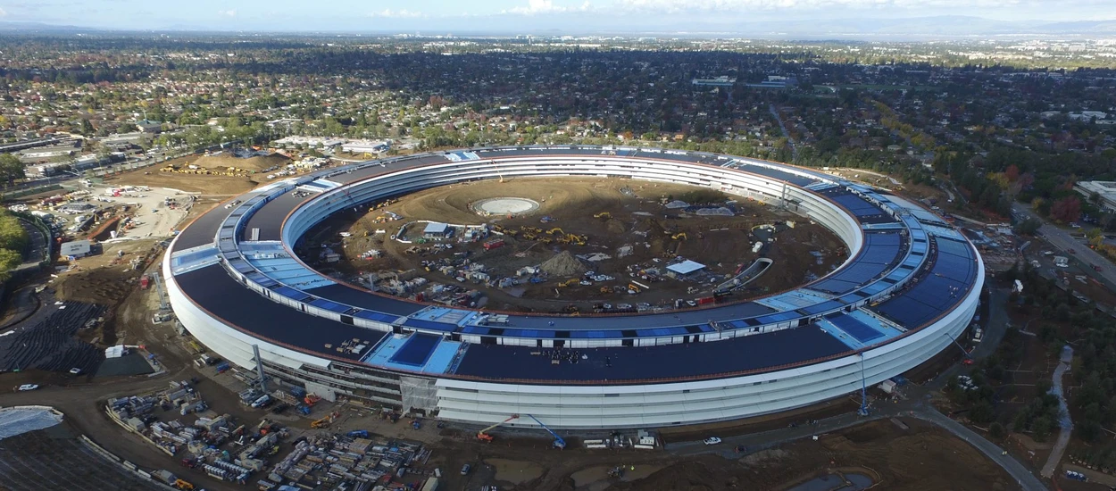 Na tych zdjęciach z drona Apple Campus 2 robi jeszcze większe wrażenie