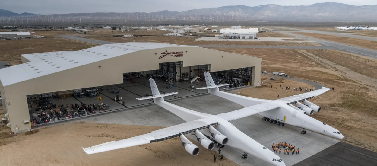 Stratolaunch opuścił hangar. Tak prezentuje się największy samolot świata