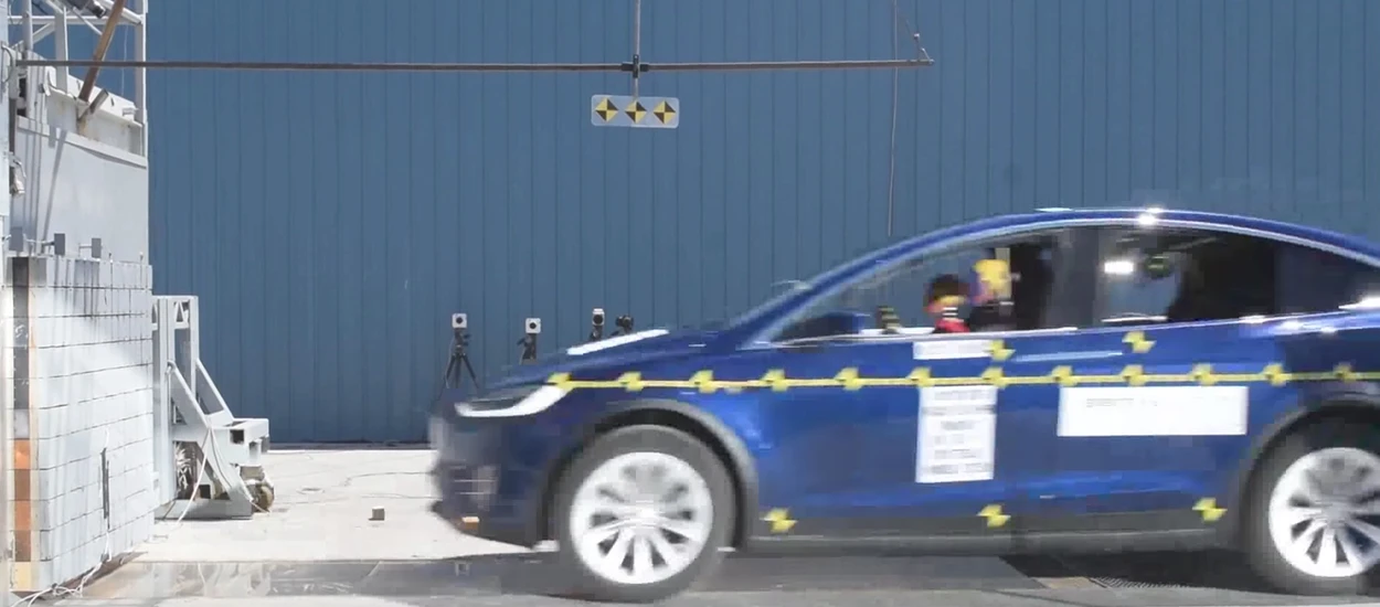 A tak Tesla Model X znosi zderzenie ze ścianą [od Natalii]