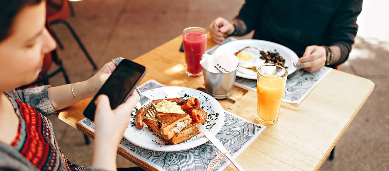 Jesz ze smartfonem w ręku? Zostaw go, bo... będziesz gruby/gruba - widzę po sobie