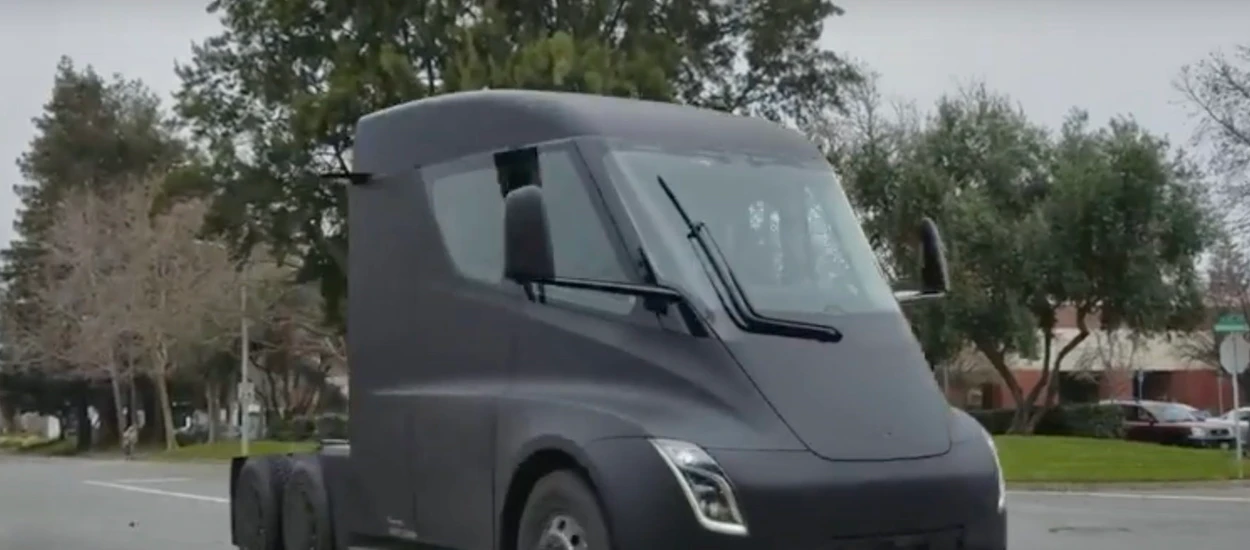 Tesla Semi przyłapana na ulicy - mknie niczym Batmobil