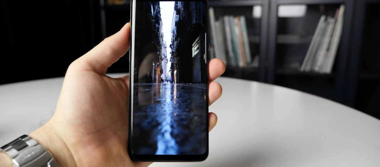 "Budżetowy" Samsung Galaxy S10 z płaskim ekranem i w dobrej cenie?