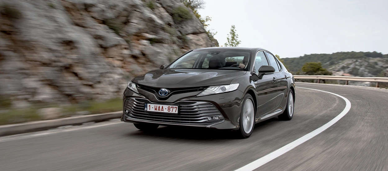 Toyota Camry 2.5 l Hybrid: rywal dla Skody Superb – jazda próbna