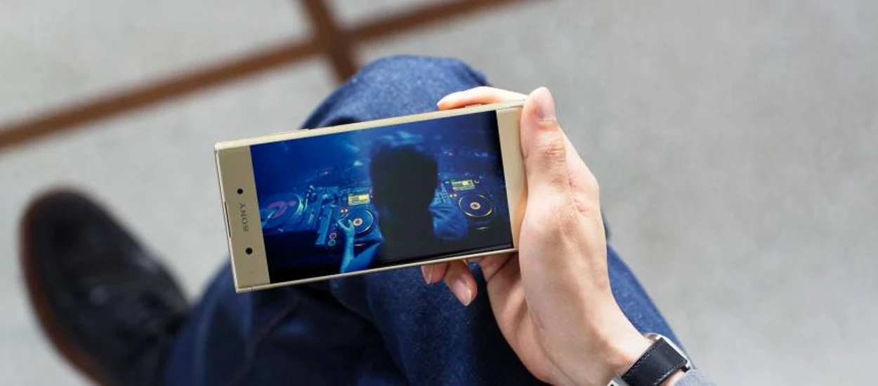 Może nie najpięknieszy, ale z dobrym ekranem i wytrzymałą baterią. Sony Xperia XA1 Plus za 666 zł