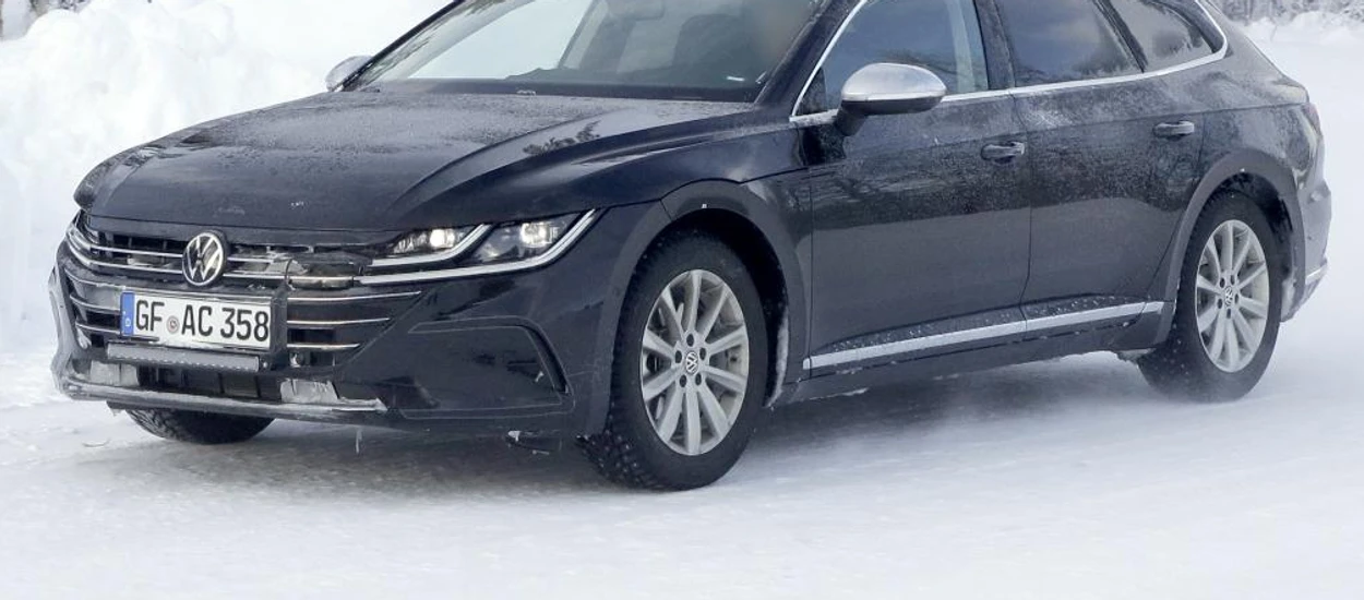 VW Arteon w wersji Shooting Brake pozuje do zdjęć, premiera pod koniec roku