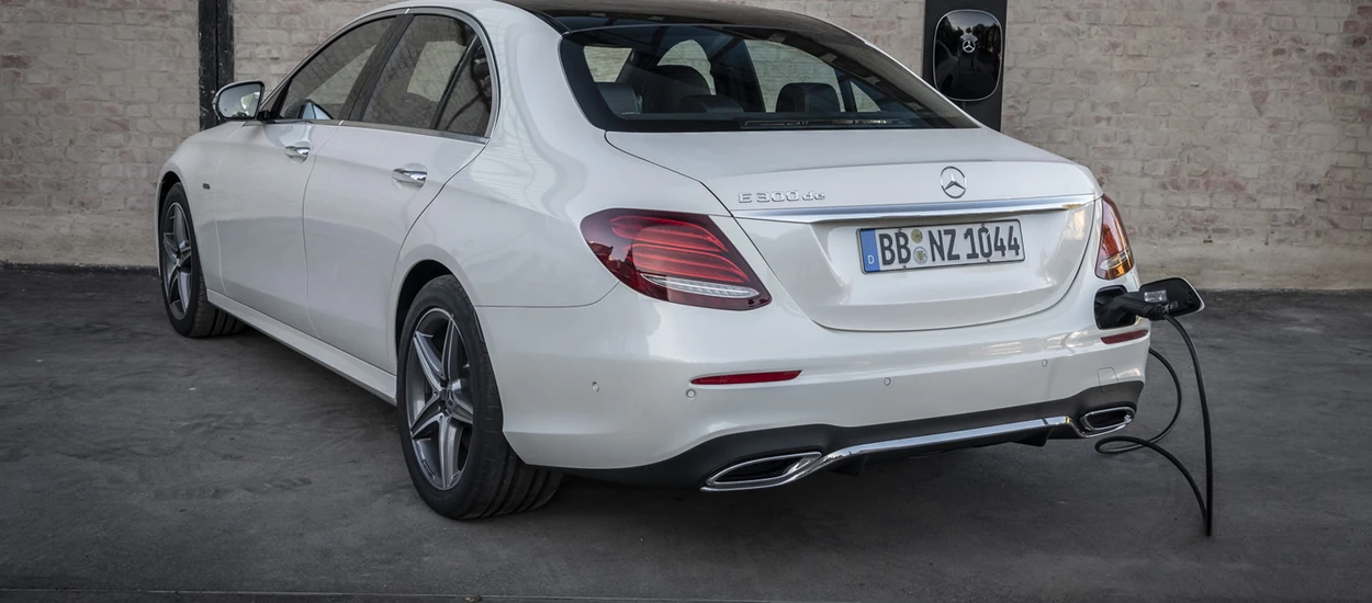 Mercedes E 300de – hybryda Plug-In z dieslem pod maską. Perfekcyjne połączenie? Zasięg elektryczny, zużycie paliwa