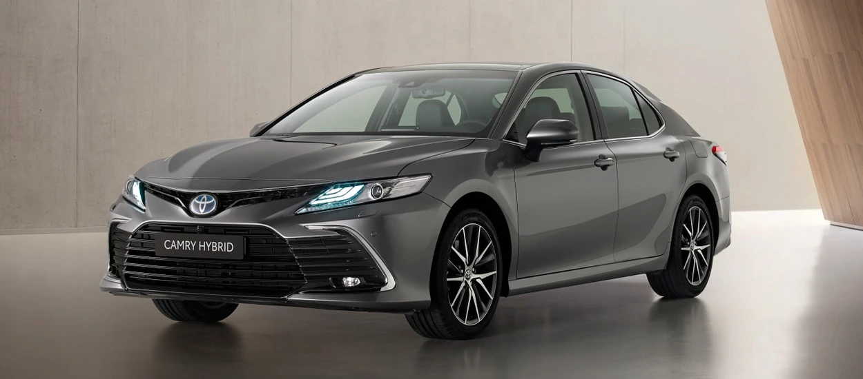 Toyota Camry przechodzi mały lifting, więcej technologii i większy wyświetlacz