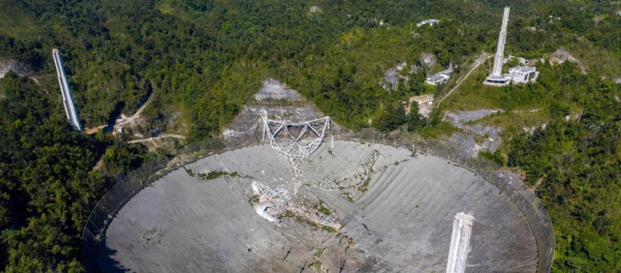 Rzeczywistość dogoniła Bonda. 900-tonowa platforma w Arecibo runęła