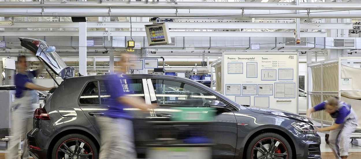 VW staje na głowie by produkować więcej aut. Czarne prognozy na 2022 rok.