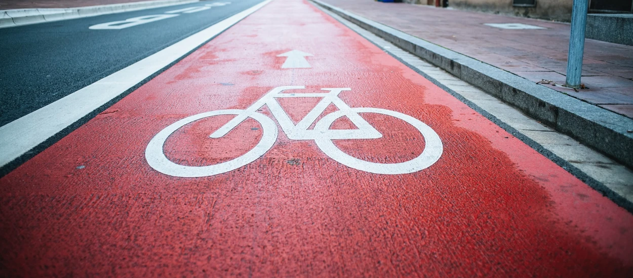 Rowerzyści nie ogarniają ruchu prawostronnego. Znaków poziomych też