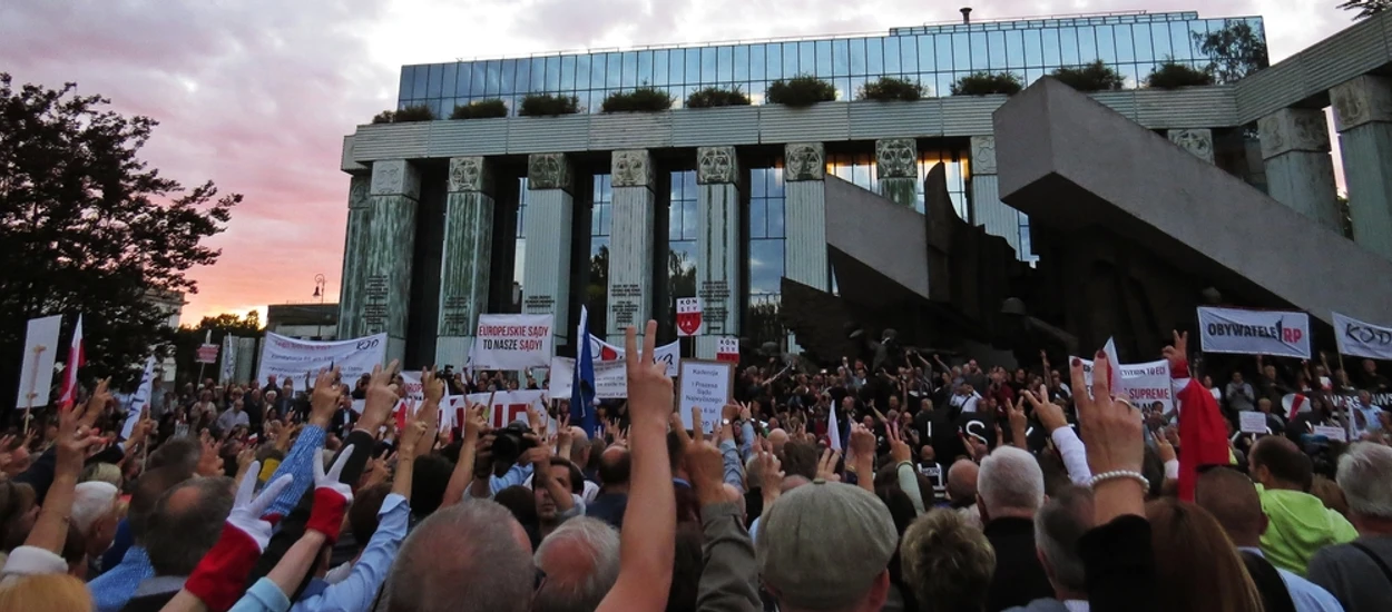 Ministerstwo Sprawiedliwości dzwoni do Polaków i pyta ich o udział w protestach. WTF?