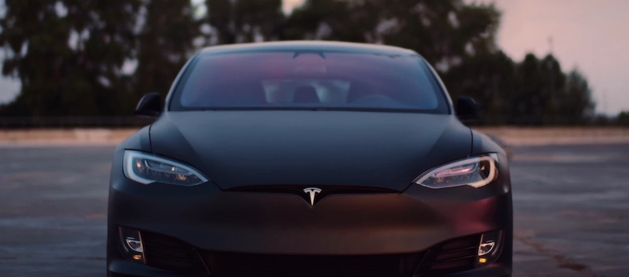 Elon Musk leci do Chin, żeby pokazać nową Teslę Model 3? To by było dziwne...