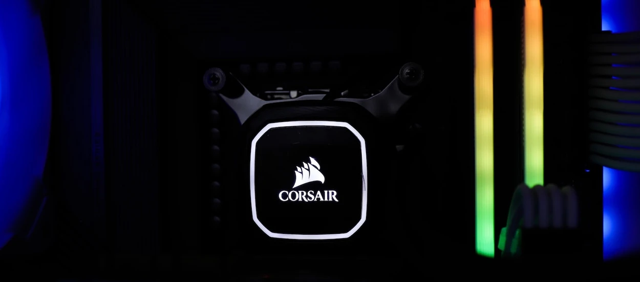 Corsair zrobił… elastyczny monitor. Koniec dylematów ze zwykłym i zakrzywianym ekranem