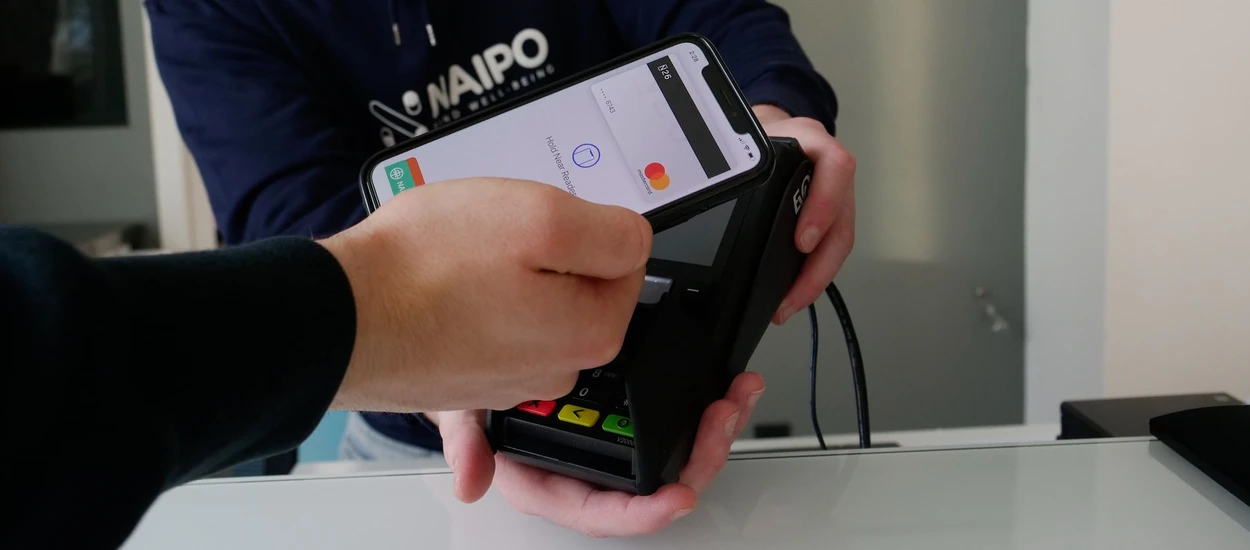 Apple Pay vs Google Pay. Kto wie więcej na temat Twoich zakupów?