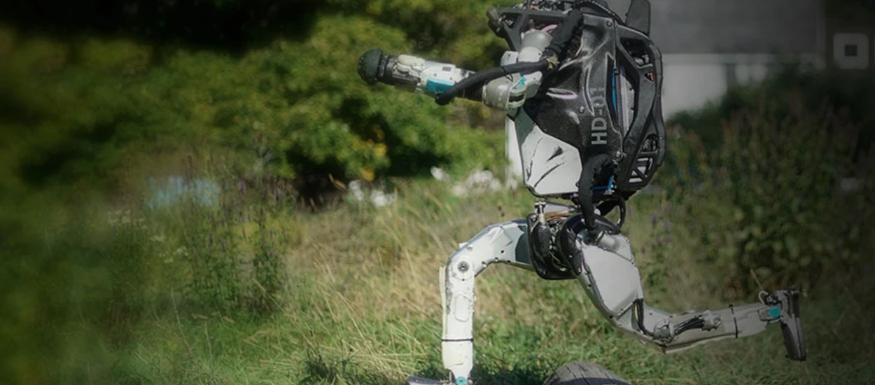 Atlas popisuje się przed światem fikołkami. Robot Boston Dynamics w akcji