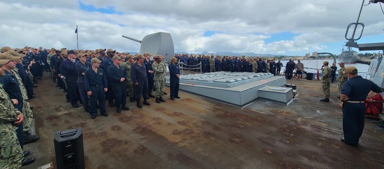 Okropnie zardzewiały pokład okrętu US Navy i social media to złe połączenie