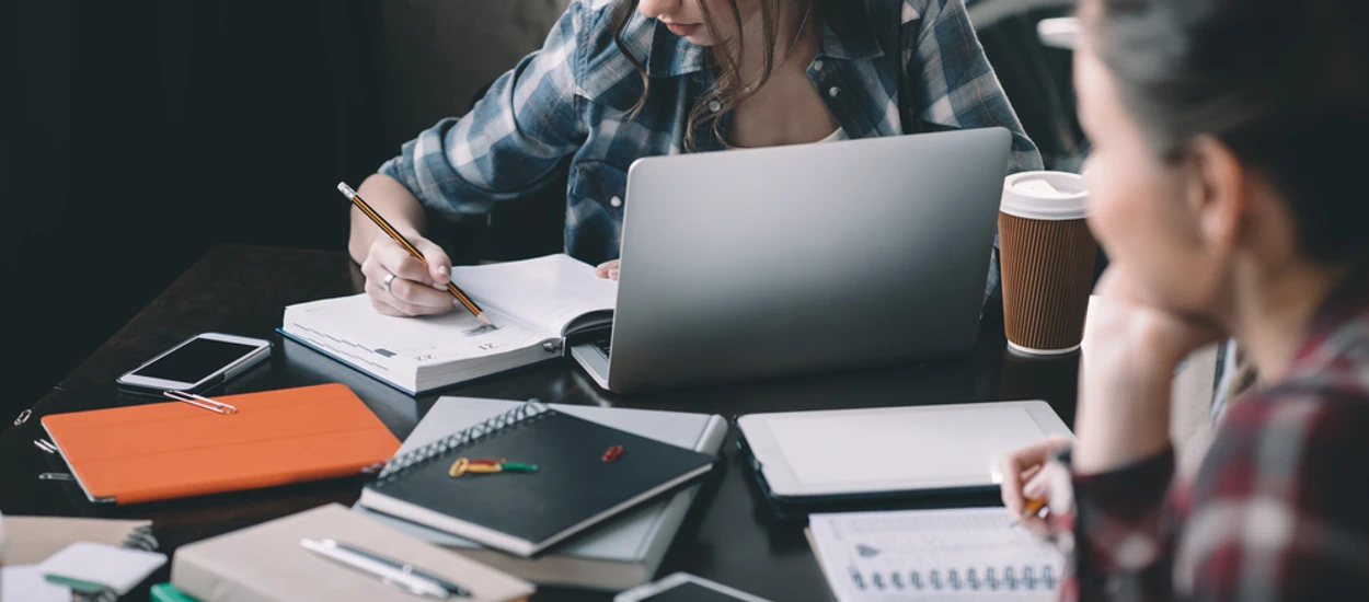 Sztuczna inteligencja już nikogo, prócz... studentów