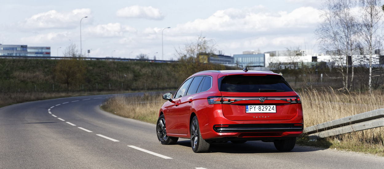 Volkswagen Passat 2024 z Travel Assist: autonomiczna jazda autostradą i asystent jazdy w miejskich korkach. Test