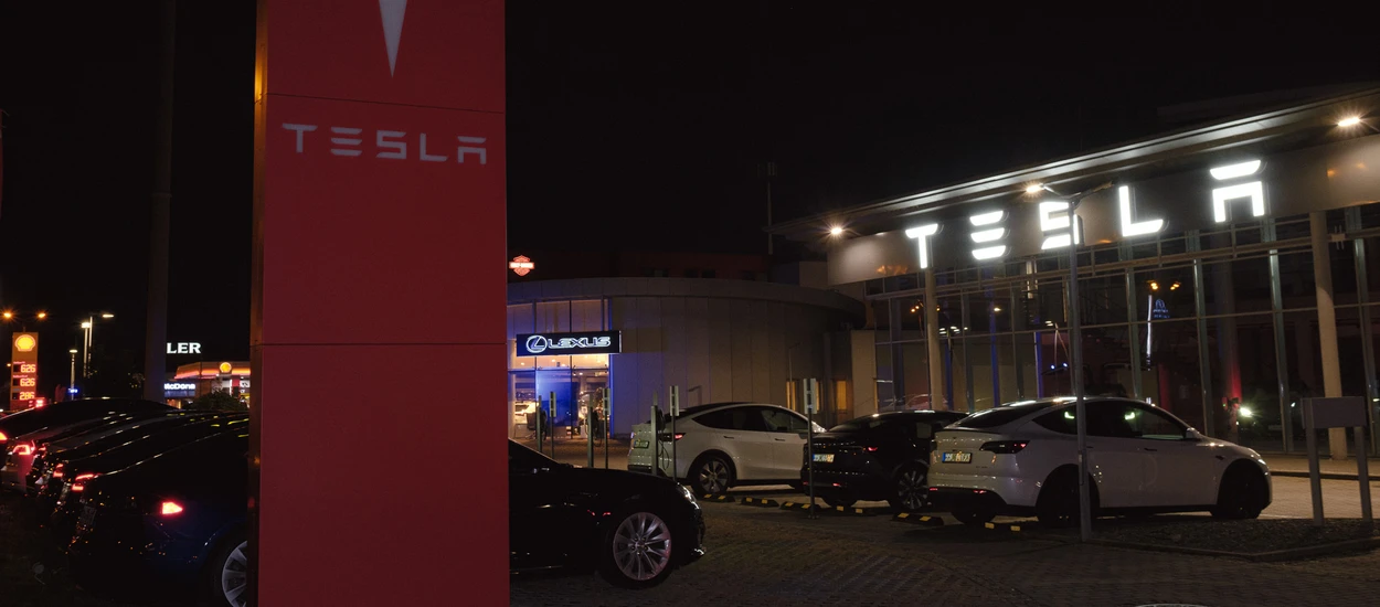 Tak Tesla jeździ bez kierowcy. Krok bliżej do robotaksówek?