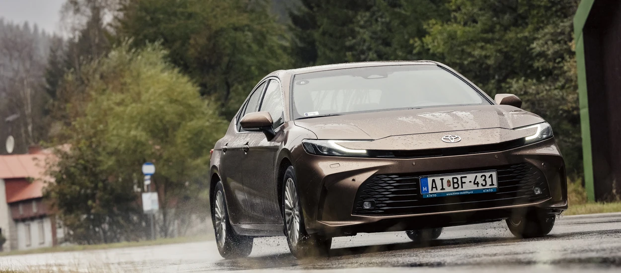 Toyota Camry HEV 2025: szybsza, cichsza, oszczędniejsza, nowocześniejsza. Jazda próbna