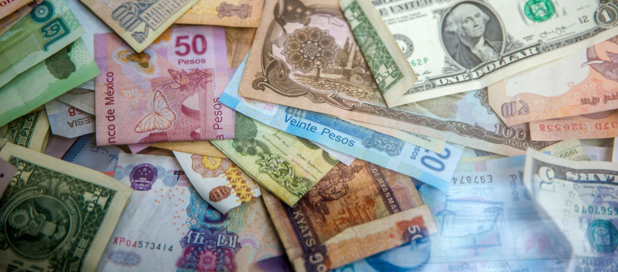 Bank pobiera prowizję, gdy płacisz za granicą? Oto jak tego uniknąć.