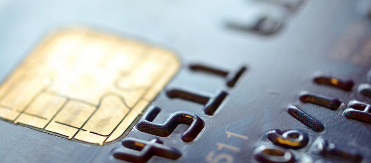 Koniec z kartami płatniczymi? Kolejny bank stawia na inną metodę