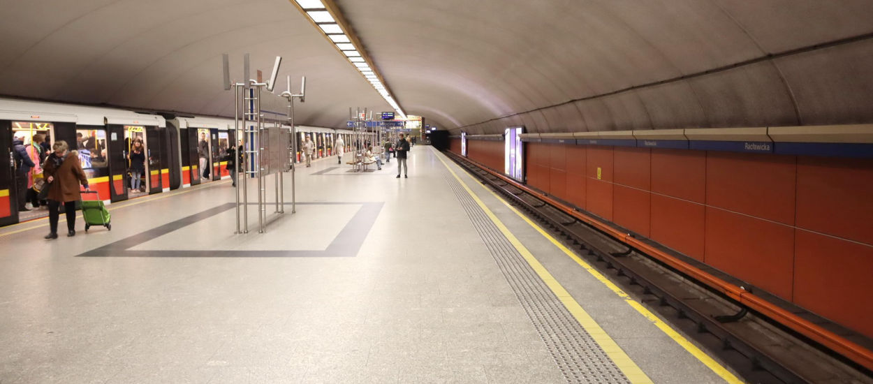 Utrudnienia w warszawskim metrze. Minister: ucierpiały kable wszystkich operatorów