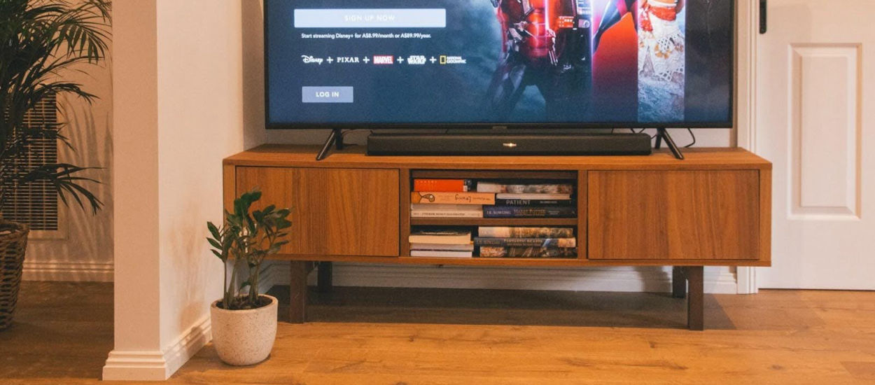 Letnie wieczory ze streamingami w Plusie i Polsat Box – więcej rozrywki, mniej wydatków