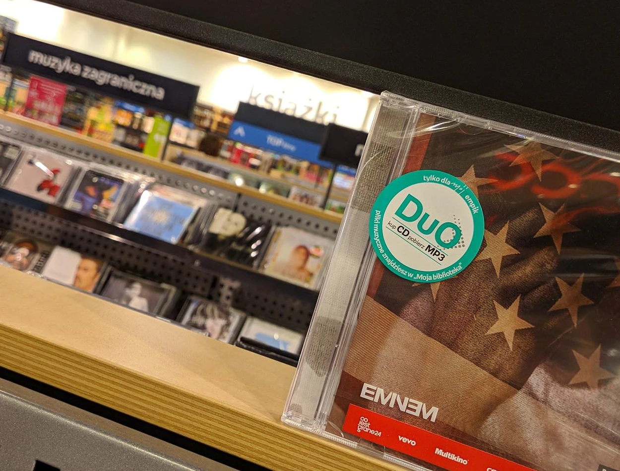 Empik pokazuje, że jednak "da się" - kup album na CD a dostaniesz też cyfrową wersję