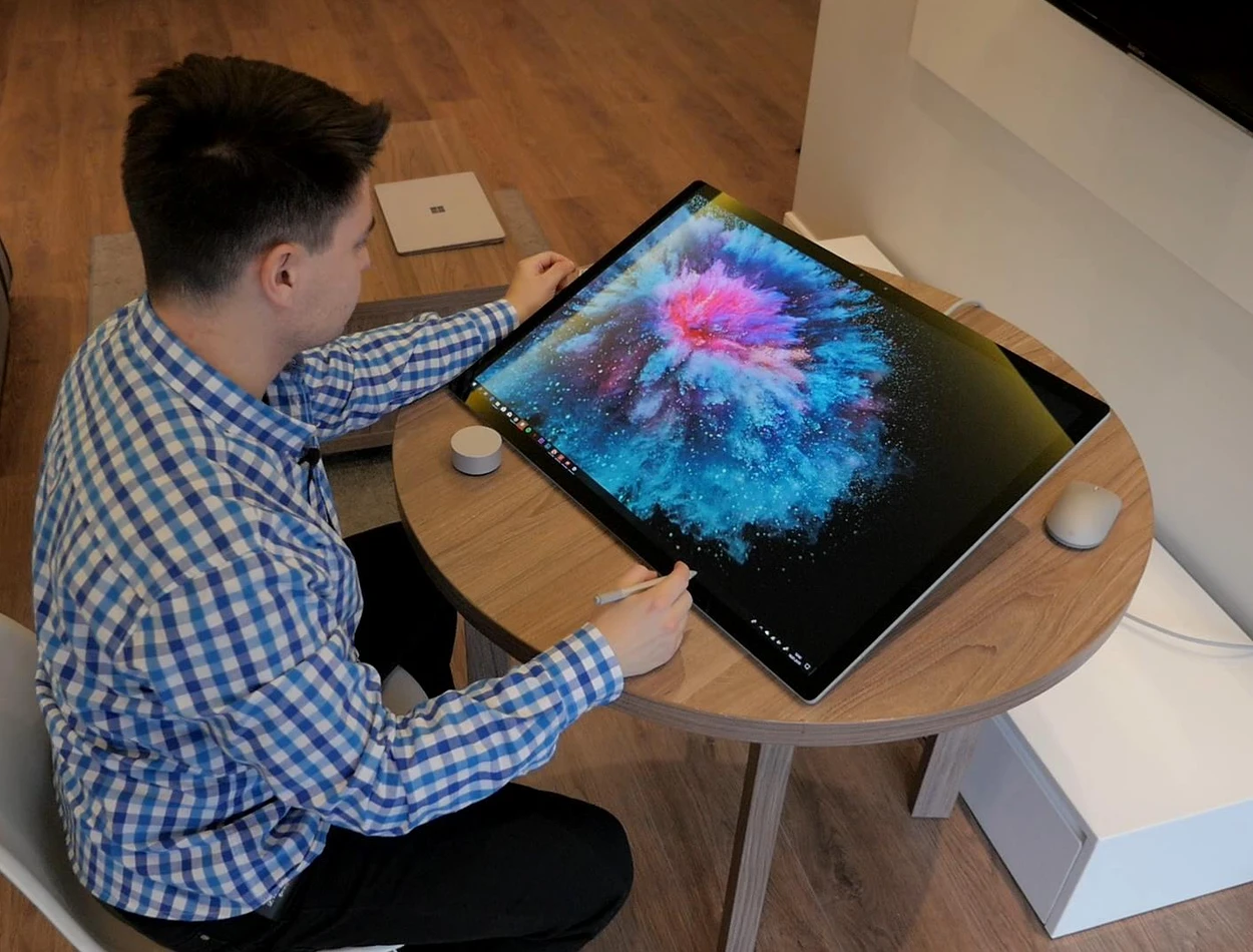 Ten komputer oczarowuje i czyni zwykłe niezwykłym. Ale czy nie ma wad? Sprawdzamy Microsoft Surface Studio 2