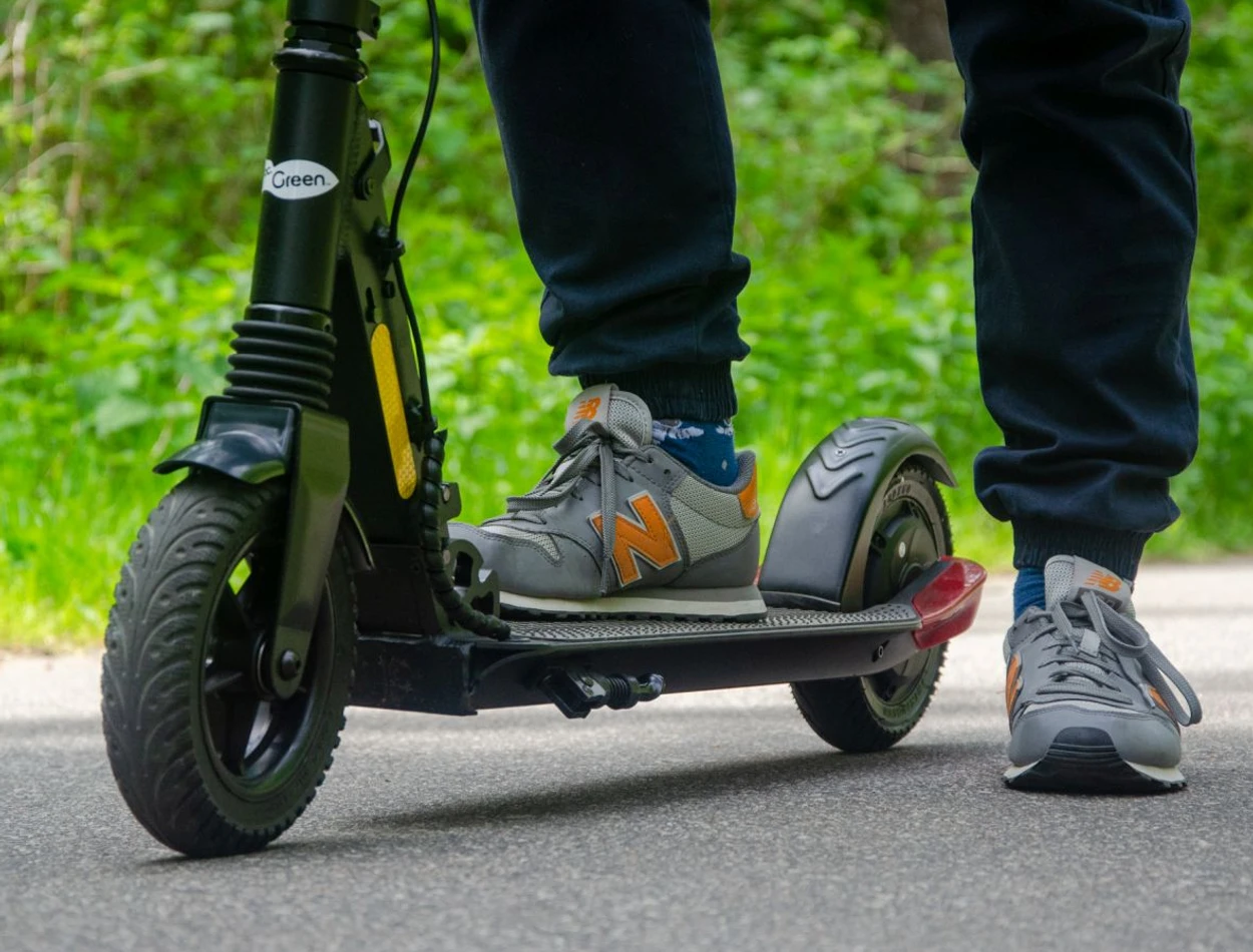 Hulajnoga elektryczna w Lidlu za 999 zł już w tę sobotę. Czy warto ją kupić?