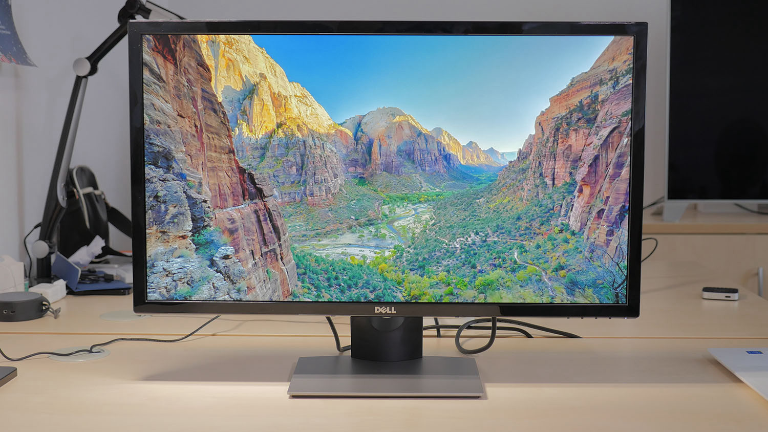 Recenzja Dell S2817Q - niedrogiego 28-calowego monitora 4K