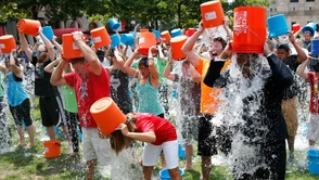 Internauci zepsuli ALS Ice Bucket Challenge