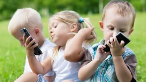 Telefon w rękach dziecka: w jakim wieku, w jakim wymiarze, na jakich zasadach i za jakie pieniądze?