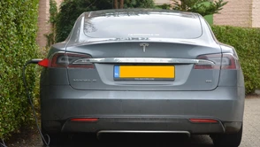 Tesla usprawni autopilota z powodu... głupoty kierowców