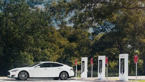 W Polsce montowany jest pierwszy supercharger Tesli. Mówi się już o kolejnych