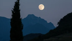 Uwielbiam Night Shift i f.lux. Tymczasem - jedna osoba na trzy korzysta z telefonu w środku nocy