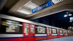 Młoda kobieta płaciła dziś w metrze z iPKO za bilet na Polskiego Busa